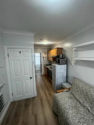 Studio To Rent In Northumberland Avenue, Isleworth, TW7