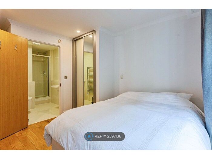 3 Bedroom Flat To Rent In Trinity Mews, London, E1