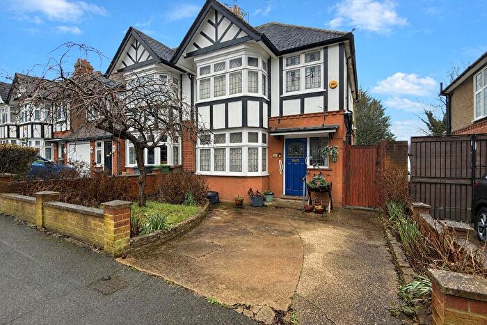 3 Bedroom Semi Detached House For Sale In Elmwood Cresent, Old Bedford Road Area, Luton, Bedfordshire, LU2