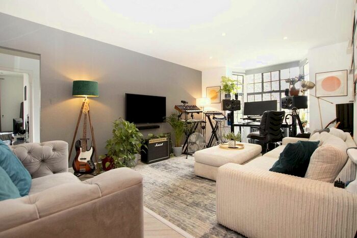 2 Bedroom Flat To Rent In Hanger Lane, London, W5