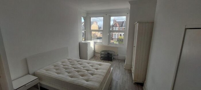 2 Bedroom Flat To Rent In Green Lanes, London, N8