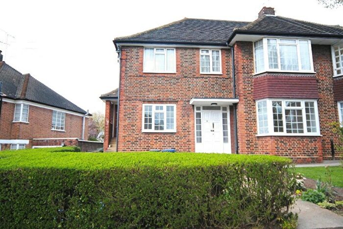 2 Bedroom Apartment To Rent In Brim Hill, Hampstead Garden Suburb, N2