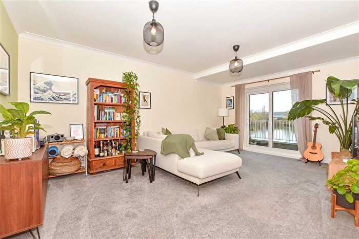 2 Bedroom Flat For Sale In The Lakes, Larkfield, Kent, ME20
