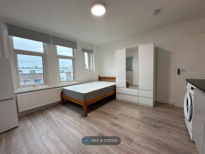 Studio To Rent In Finchley Road, London, NW11