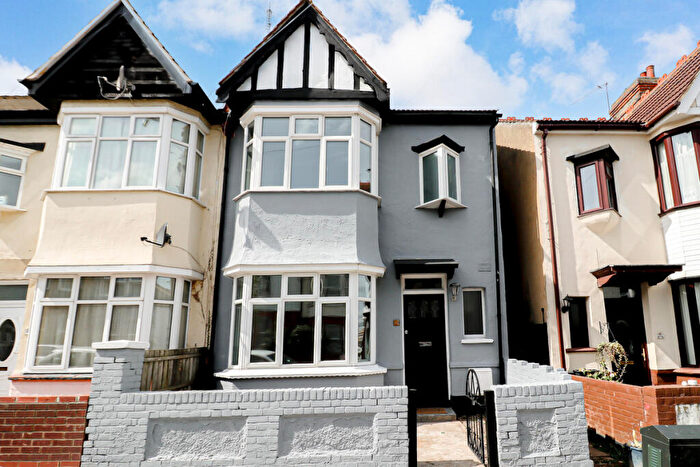 3 Bedroom Semi-Detached House To Rent In Tintern Avenue, Westcliff-on-sea, SS0