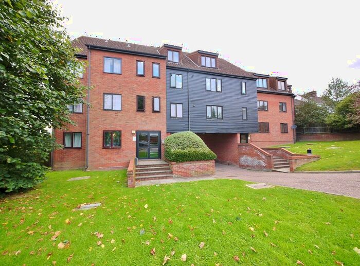 2 Bedroom Flat To Rent In Flat Kavanaghs Court, Kavanaghs Road, Brentwood, CM14