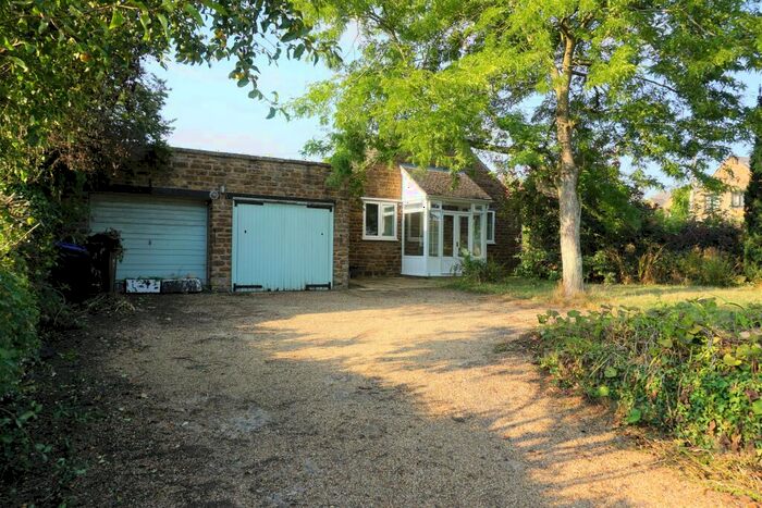 2 Bedroom Bungalow For Sale In Bell Lane, Byfield, Northamptonshire, NN11