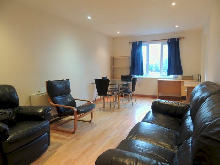 2 Bedroom Flat To Rent In Henley Drive, London, SE1