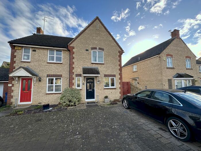 3 Bedroom Property To Rent In Mallards Way, Bicester, OX26