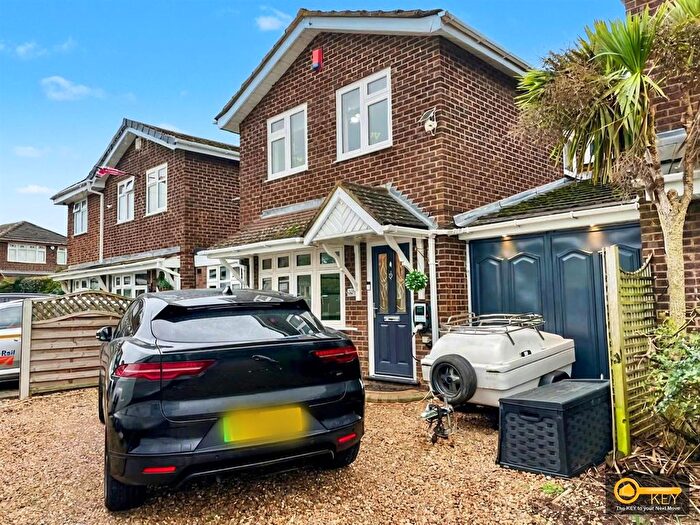 3 Bedroom Link Detached House For Sale In Gainsborough Drive, Bedworth, CV12