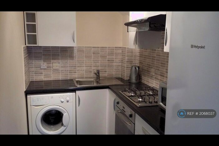 Studio To Rent In London, London, NW9