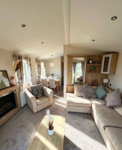 3 Bedroom Mobile/park Home For Sale In Holms Farm Road, Dalrymple, Ayr, KA6