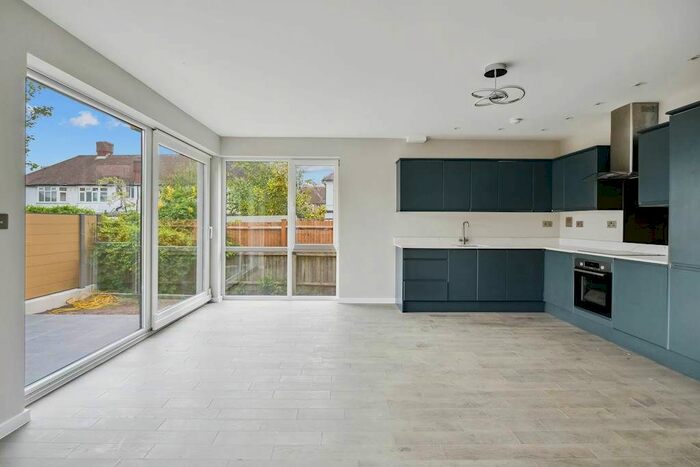 4 Bedroom Semi-Detached House To Rent In Links Avenue, Morden, London, SM4