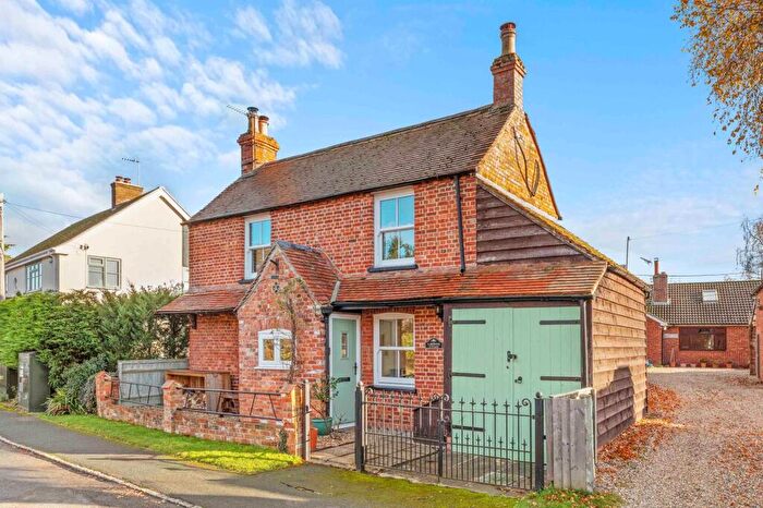 3 Bedroom House For Sale In Crendon Road Shabbington Buckinghamshire, HP18