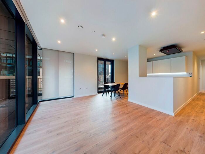 3 Bedroom Flat For Sale In Aspin Lane, Manchester, M4