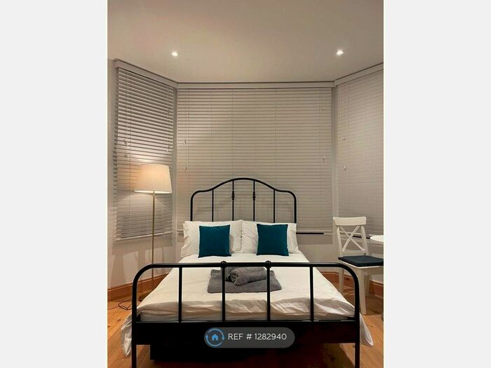 Studio To Rent In Friern Park, London N12