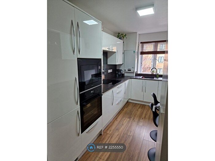 2 Bedroom Flat To Rent In Holywell Close, London, SE16