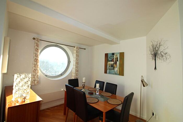 2 Bedroom Apartment To Rent In Whitehall Quay, Leeds, LS1