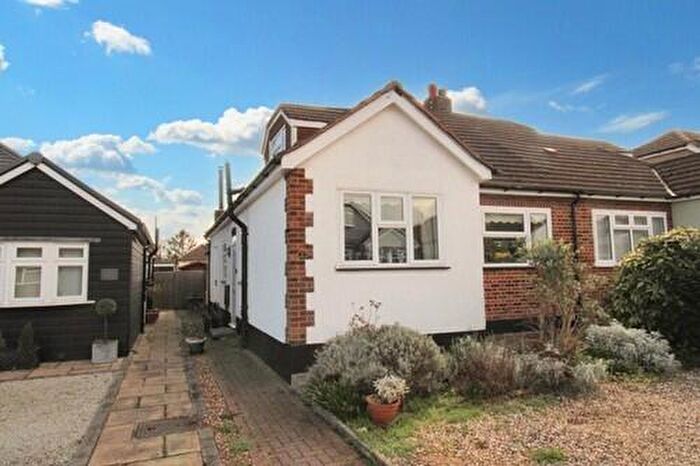 4 Bedroom Bungalow For Sale In Vale Close, Pilgrims Hatch, CM15