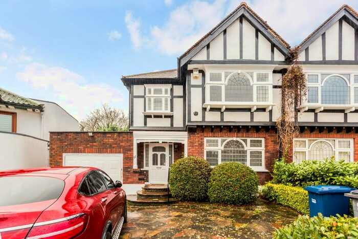 3 Bedroom Semi-Detached House To Rent In Abbots Gardens, London, N2