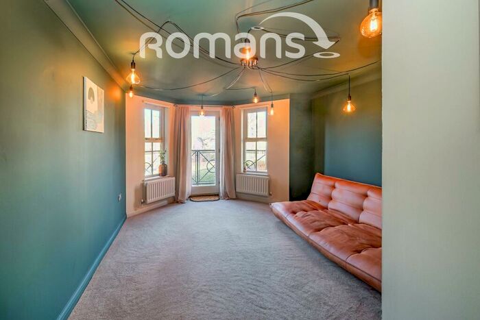 2 Bedroom Flat To Rent In Shrubbery Close, HP13