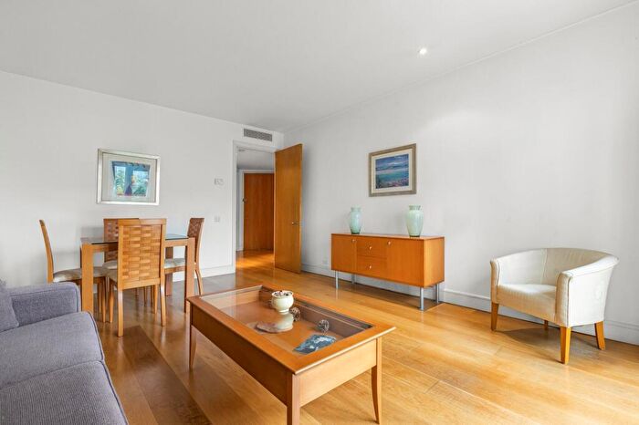 1 Bedroom Flat For Sale In Hanover House, Westferry Circus, E14