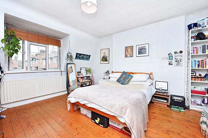 4 Bedroom Semi-Detached House To Rent In Beeches Road, Tooting Bec, London, SW17