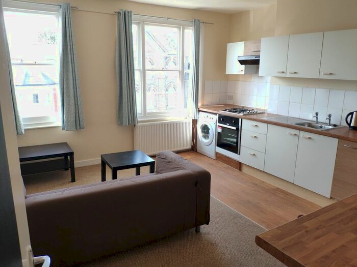 2 Bedroom Flat To Rent In Endlesham Road, London, SW12