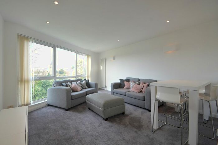 2 Bedroom Flat To Rent In Parkside Court, Weybridge, KT13