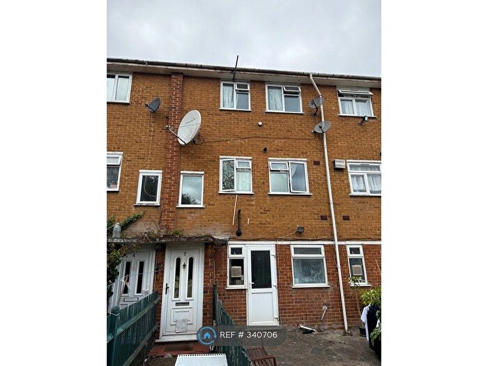2 Bedroom Flat To Rent In Pembury Court, Hayes, UB3
