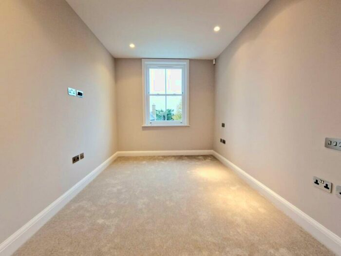 2 Bedroom Flat For Sale In Camlet Way, London, EN4
