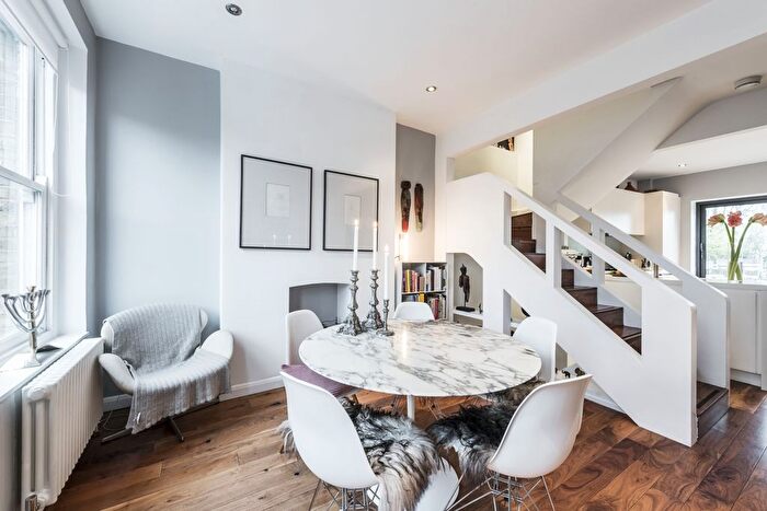 3 Bedroom Maisonette To Rent In Upper Street, London, N1