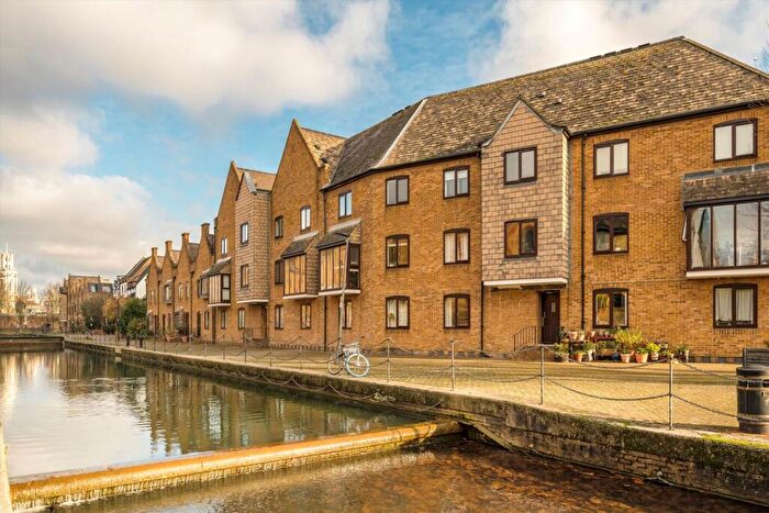 2 Bedroom Flat For Sale In Waterman Way, Wapping, E1W