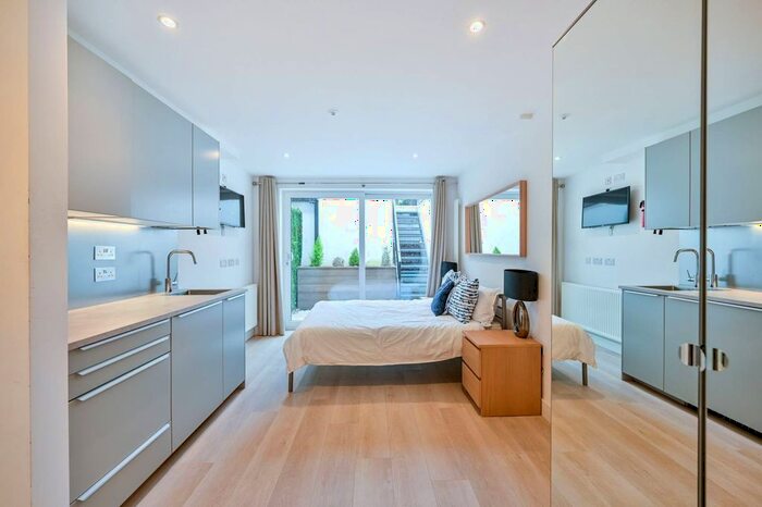 Studio To Rent In Oakley Avenue, Ealing, London, W5