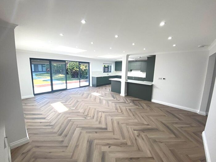 4 Bedroom Chalet To Rent In Chiltern Avenue, Bushey, WD23