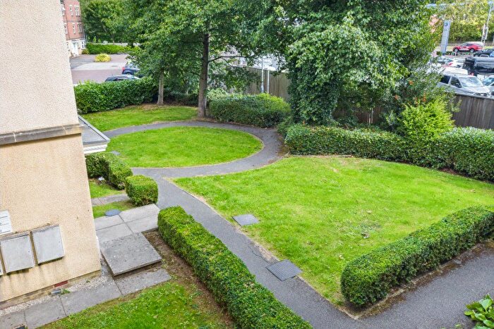 2 Bedroom Flat For Sale In Whitehall Road, Leeds, West Yorkshire, LS12