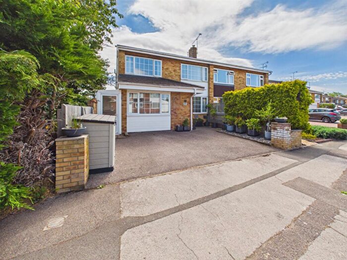 4 Bedroom Semi Detached House For Sale In Warnford Road, Tilehurst, Reading, RG30
