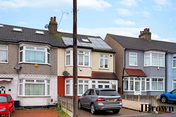 4 Bedroom End Of Terrace House For Sale In Wainfleet Avenue, Romford, Essex, RM5