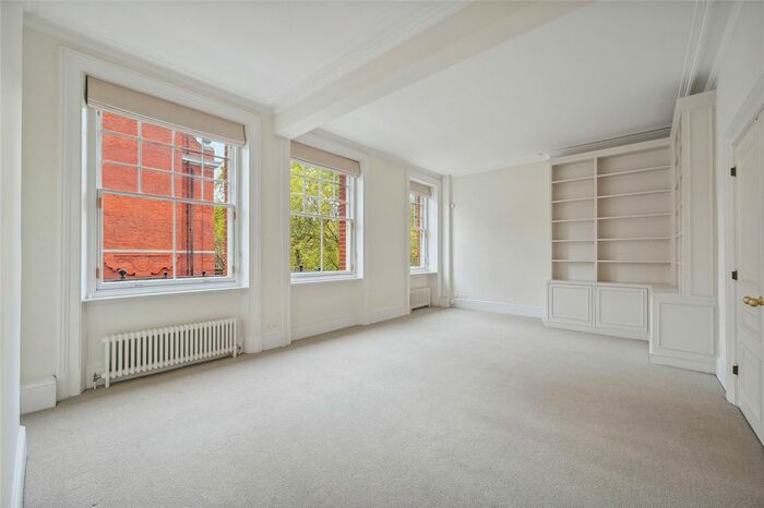 2 Bedroom Flat To Rent In Cadogan Square, Knightsbridge, London, SW1X