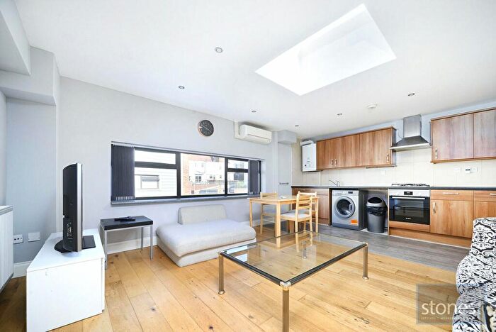 3 Bedroom Apartment To Rent In Camden Road, London, N7