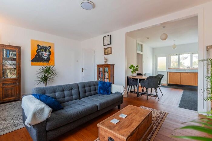 2 Bedroom Flat For Sale In Church Avenue, Penarth, CF64