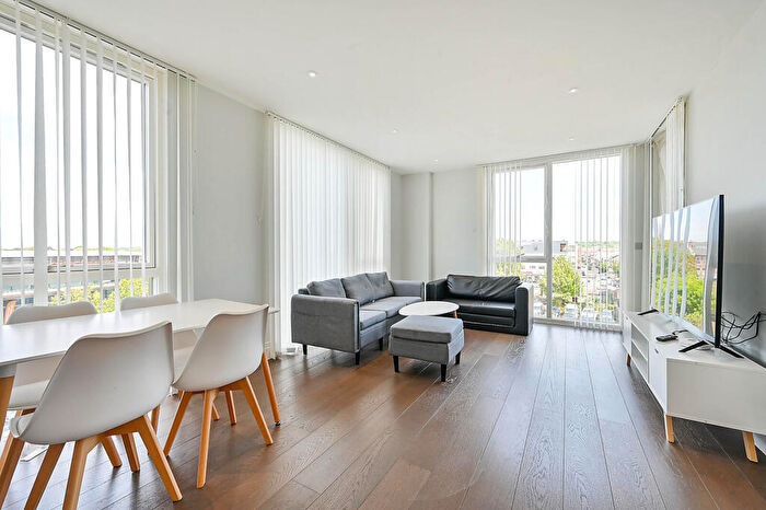 2 Bedroom Flat For Sale In Queenshurst Square, Kingston, Kingston Upon Thames, KT2