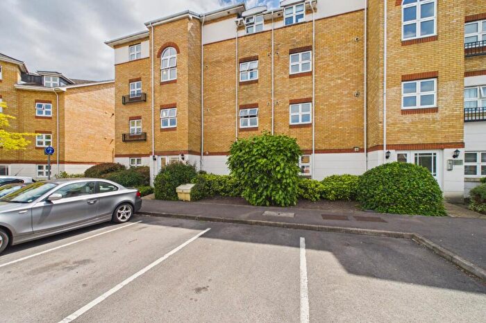 2 Bedroom Flat For Sale In Ogden Park, Bracknell, Berkshire, RG12