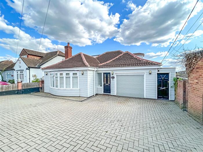 5 Bedroom Chalet For Sale In Waxwell Road, Hullbridge, Hockley, SS5
