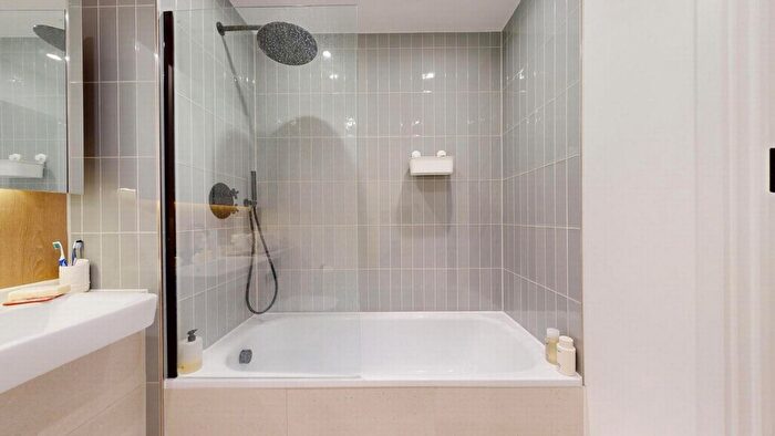 1 Bedroom Flat For Sale In Hive House, Verdo, Kew Bridge, Brentford, TW8