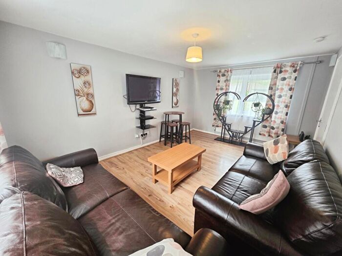 4 Bedroom Duplex To Rent In Riverbank Lawns, Salford, M3
