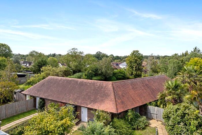 2 Bedroom Flat For Sale In Forest Road, Effingham Junction, Leatherhead, KT24