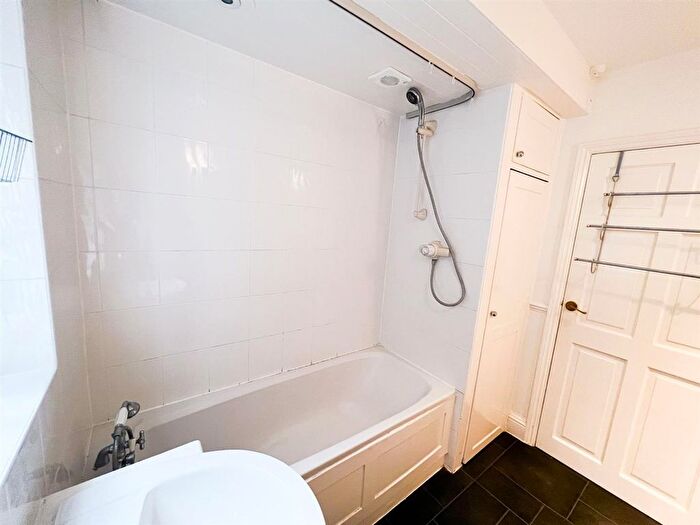 2 Bedroom Flat To Rent In Connaught Avenue, London, E4