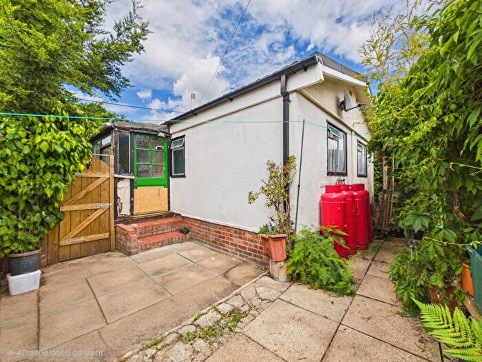 3 Bedroom Park Home For Sale In Second Avenue, Ravenswing, Aldermaston, RG7