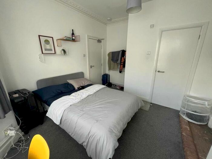 5 Bedroom Semi-Detached House To Rent In Woodcote Road, Highfield, SO17